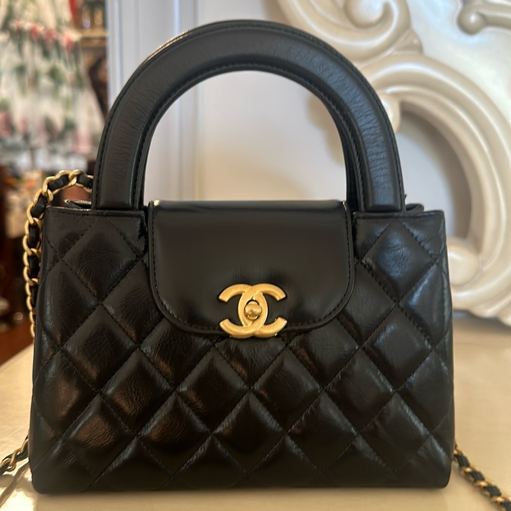 Chanel Black Quilted Handbag - Picture 3 of 16